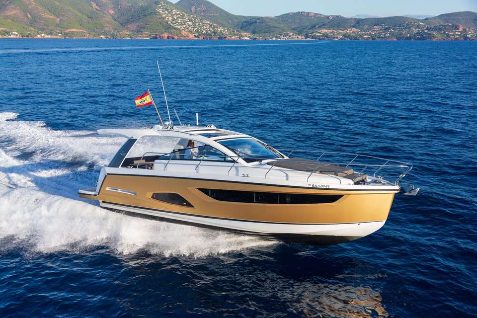 Sealine S335