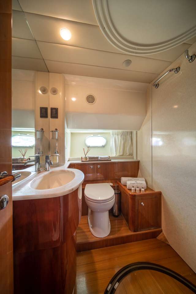 Ferretti 68