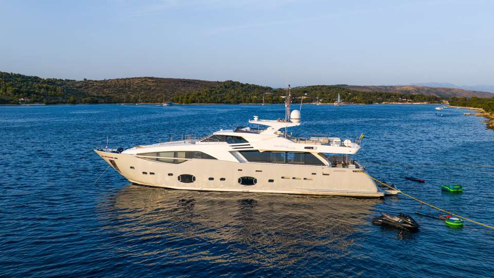 Ferretti Custom Line 100