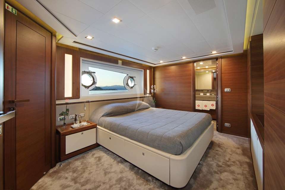 Ferretti 124
