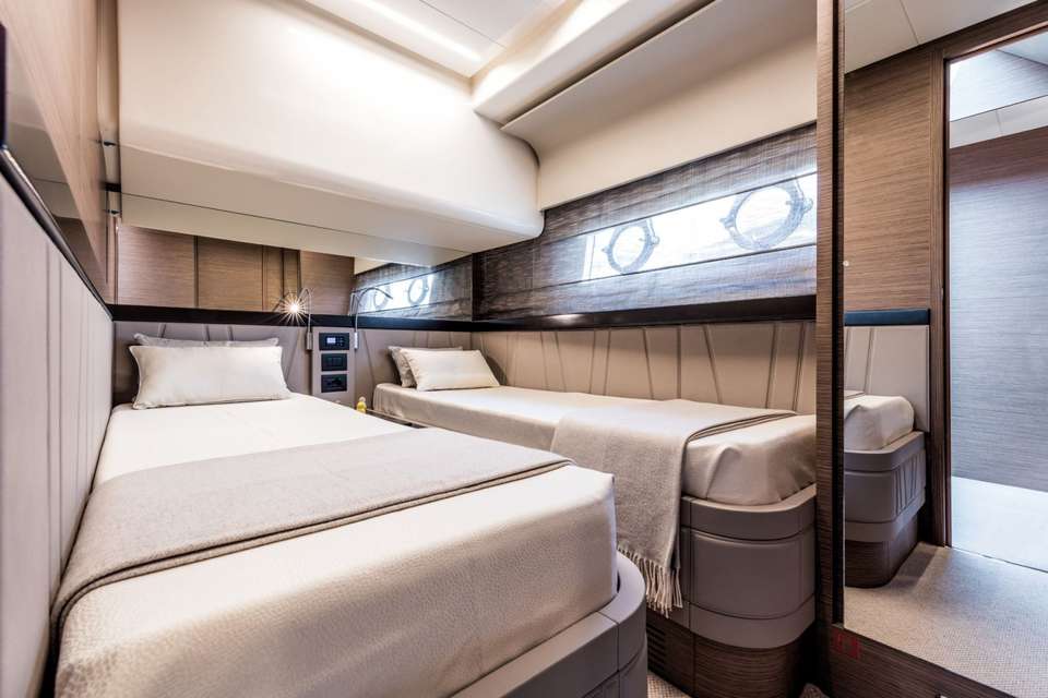 Ferretti 550