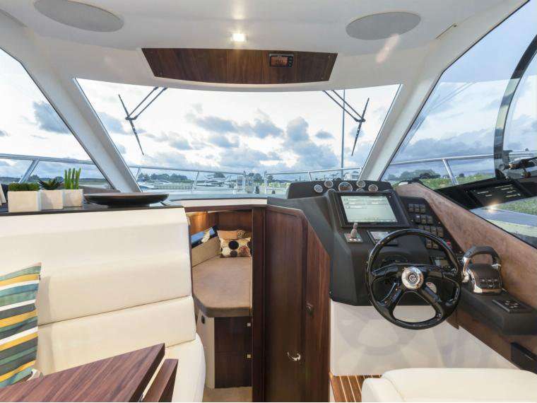 Galeon 300 Fly