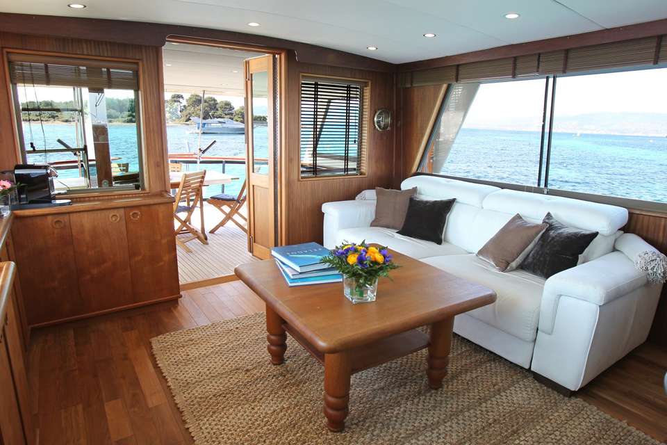 Hatteras 58