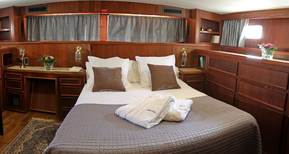 Hatteras 58