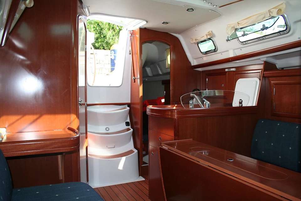 Oceanis 323