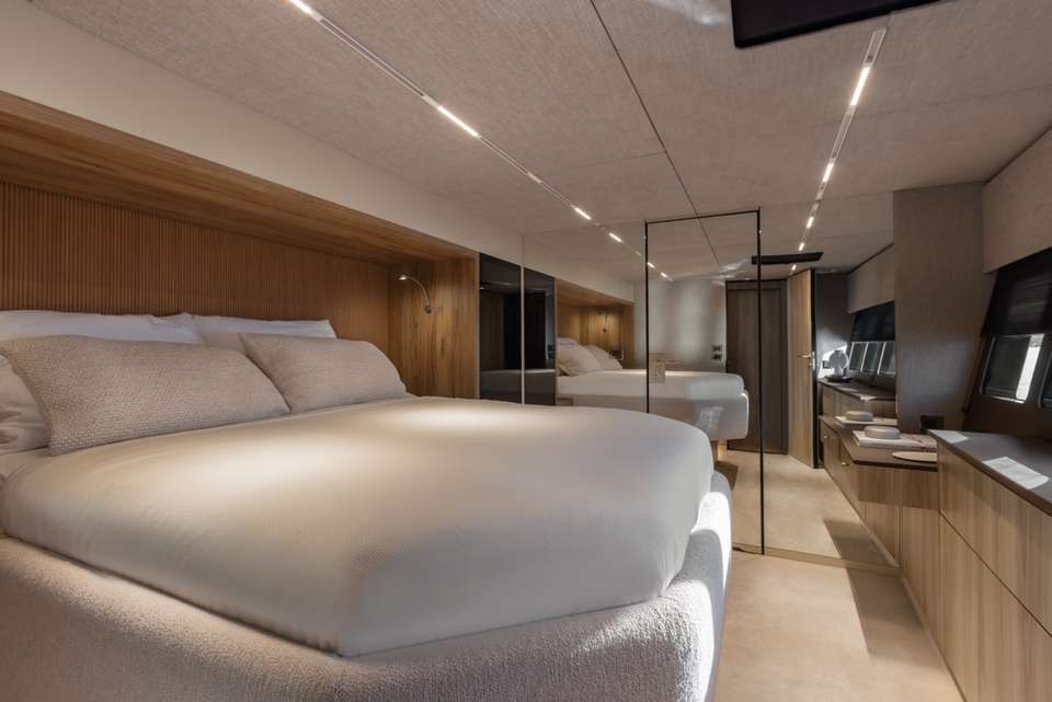 Moon Yacht 60