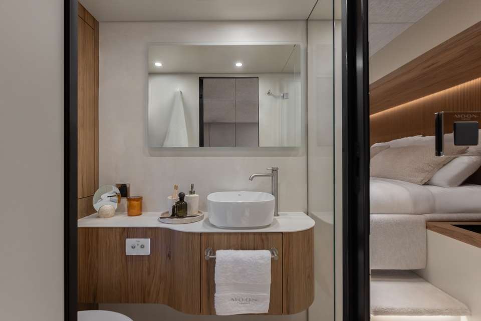 Moon Yacht 60