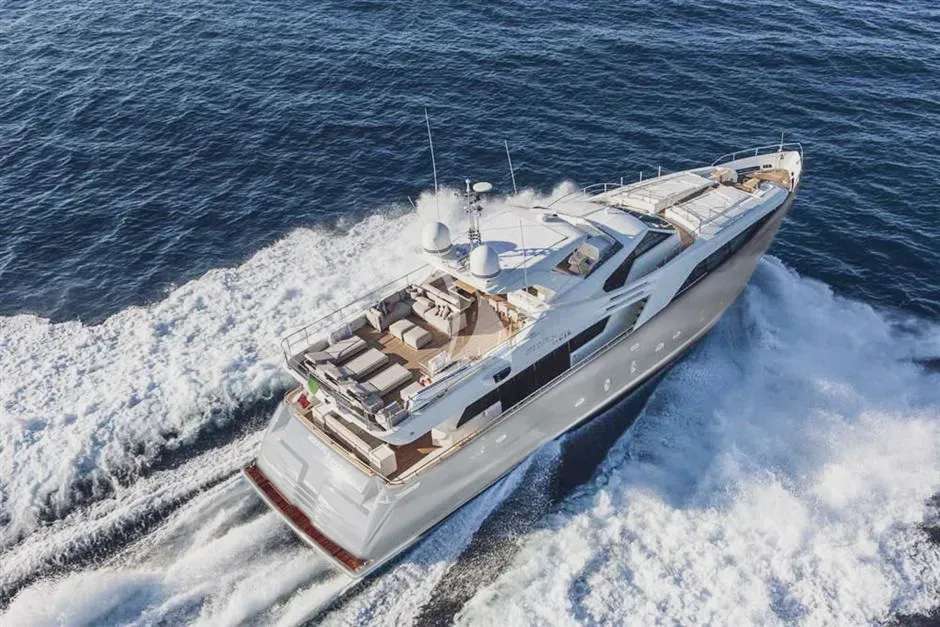 Ferretti Custom Line 100