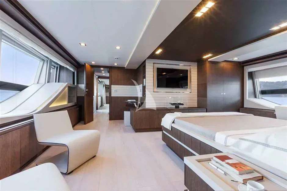Ferretti Custom Line 100