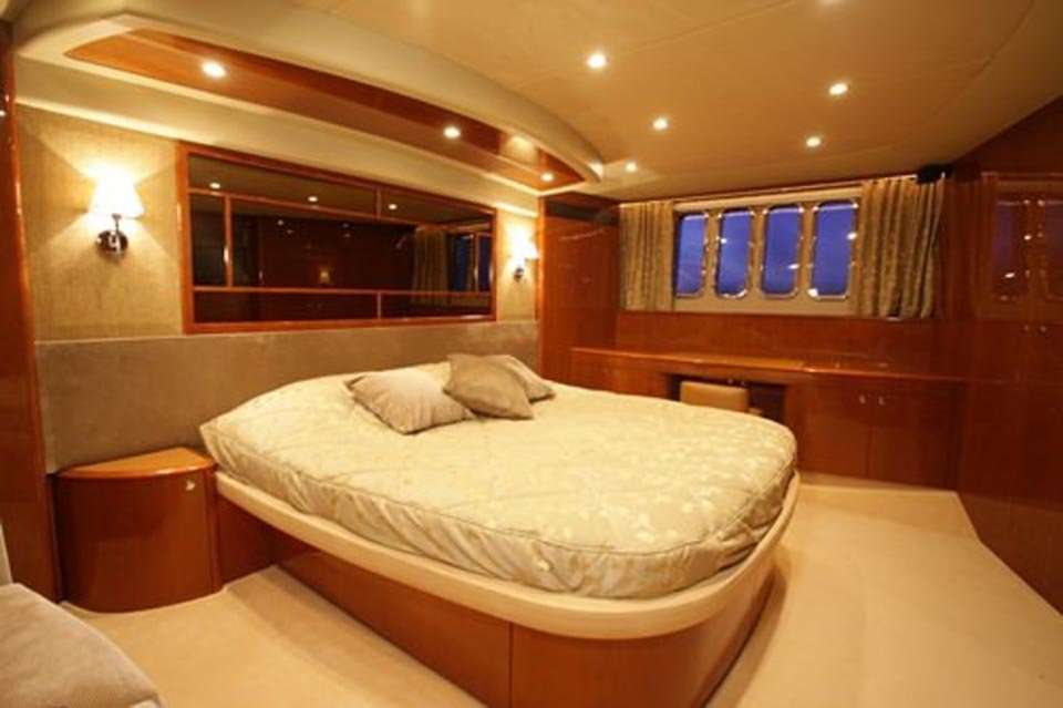 Princess Flybridge 67