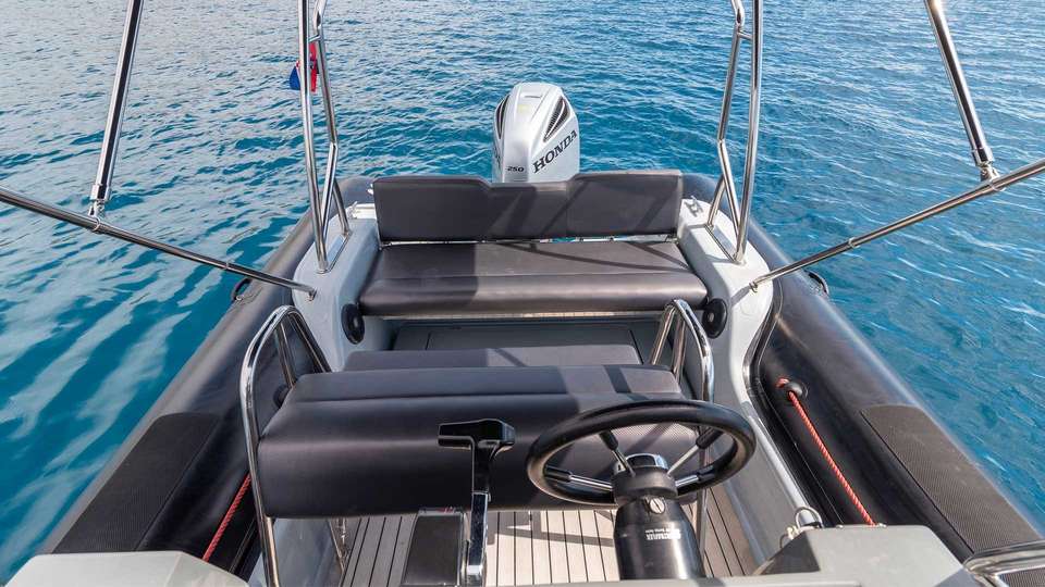 Valiant 760 Sport Fishing