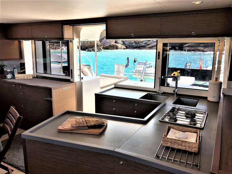 Una cocina completamente equipada