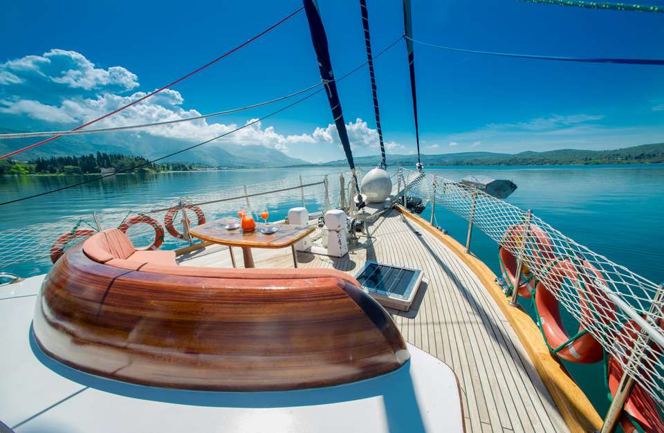 Admira la bahía de Kotor desde la proa del barco.