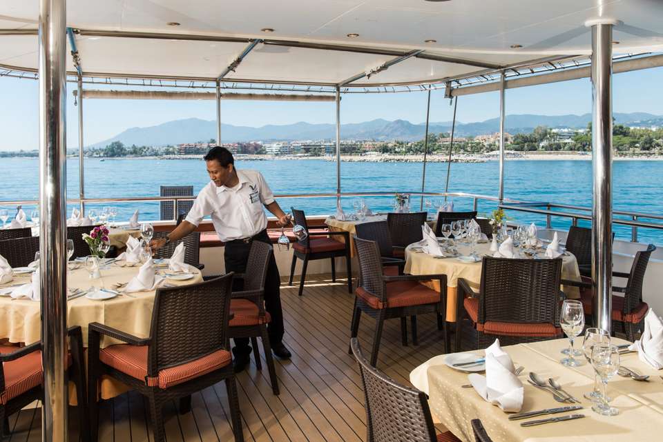 Роскошный вид прямо из-за вашего столика