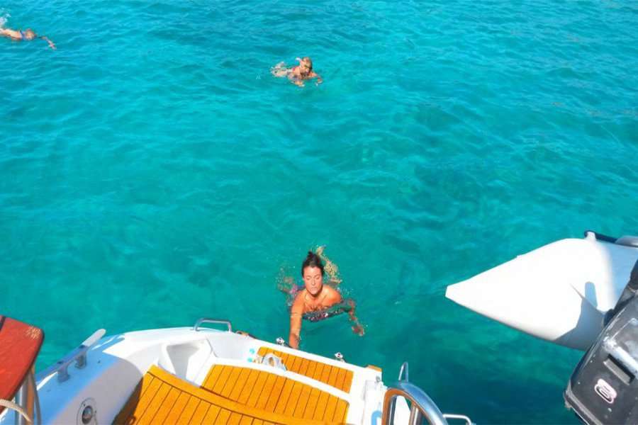 Des jupes arrières permettant un accès facile à la mer