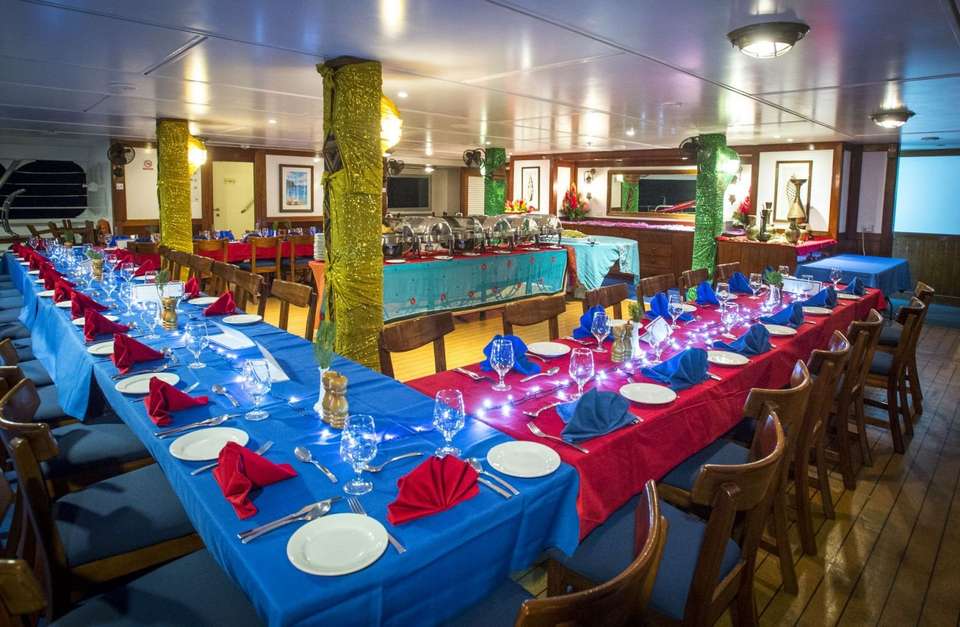 Lokale Spezialitäten an einem Themenabendessen entdecken.