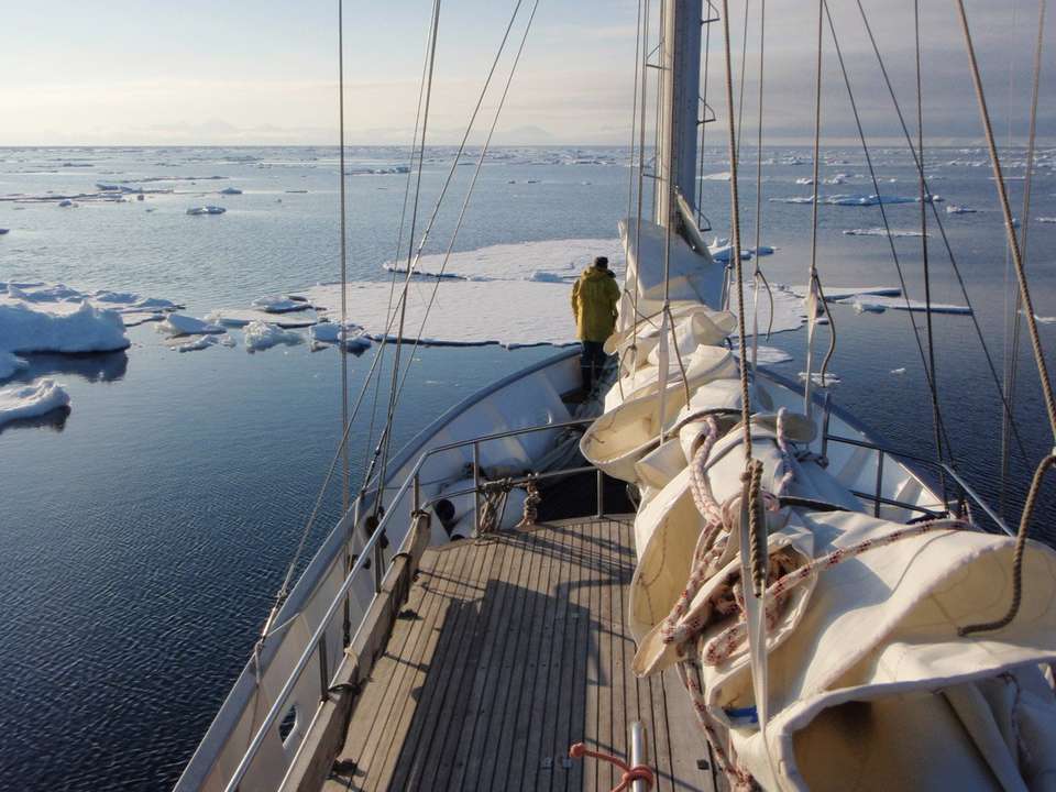 Beobachten Sie die einzigartigen Landschaften vom vorderen Deck aus