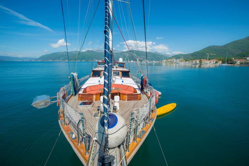 Admira la bahía de Kotor desde la proa del barco.  Explora el Adriático a bordo de una goleta tradicional.