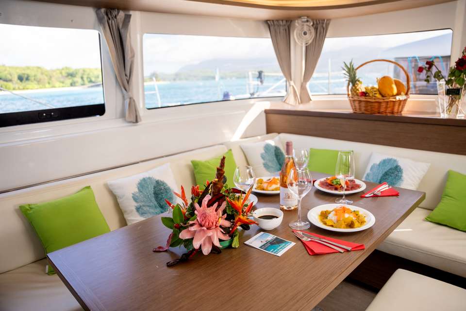 Share friendly moments around the table