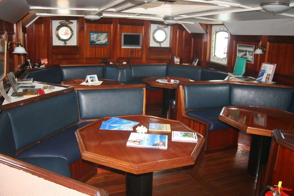 Le carré spacieux permet d'accueillir tous les convives