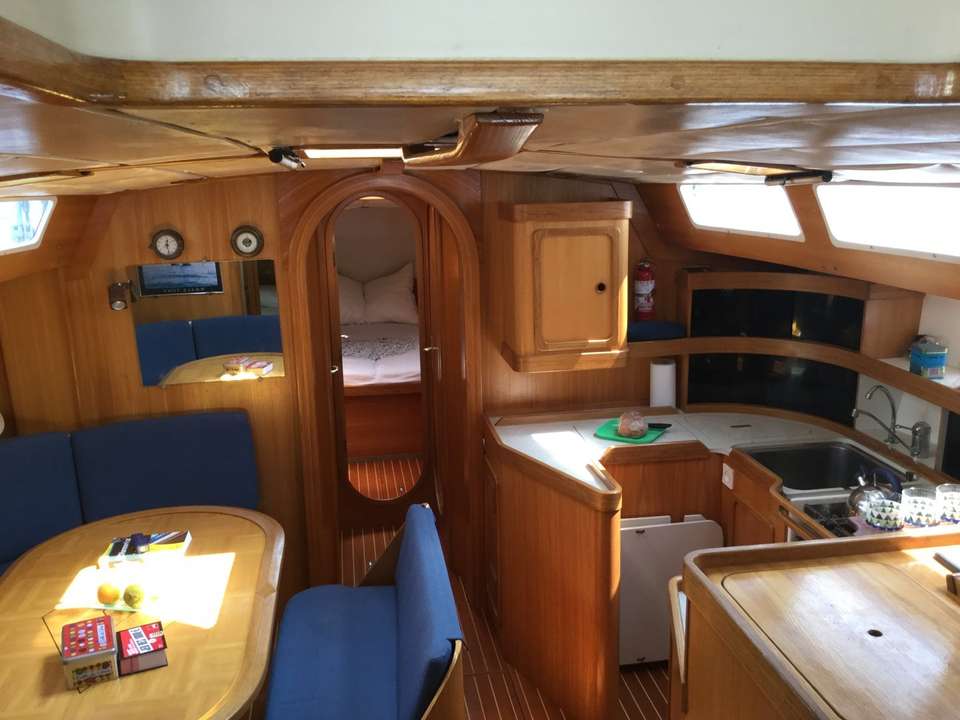 Una plaza amplia y luminosa