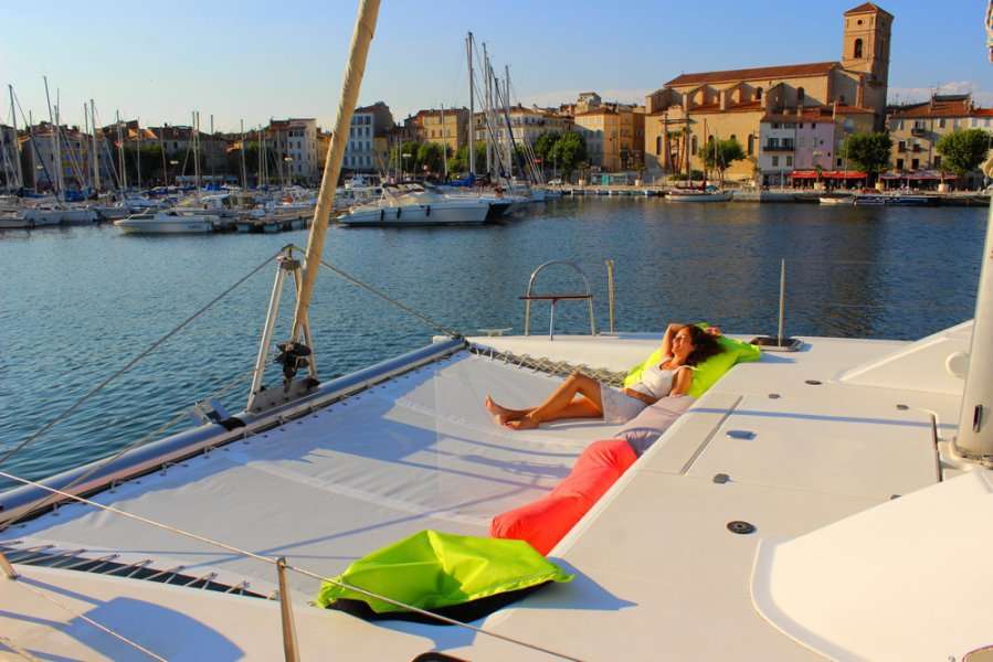 Un trampoline qui invite à prendre le soleil
