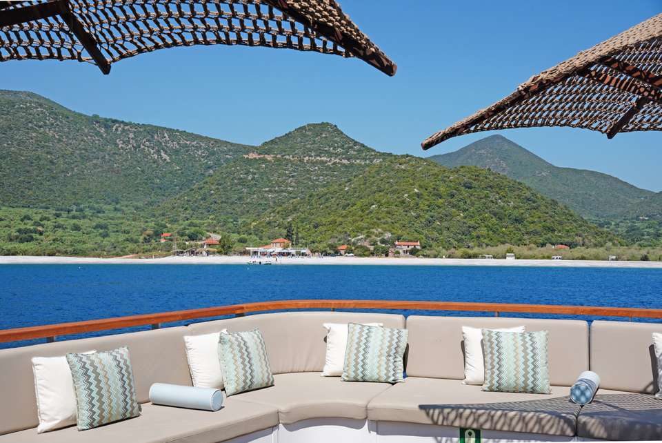 Let yourself be carried away by the waves