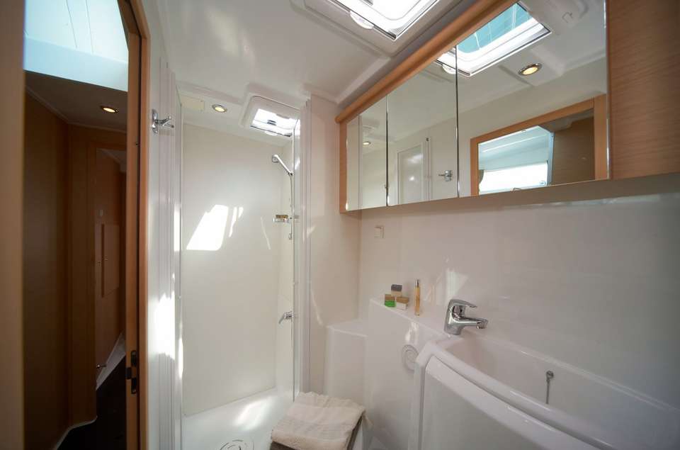 Salle de bain privative avec toilette électrique