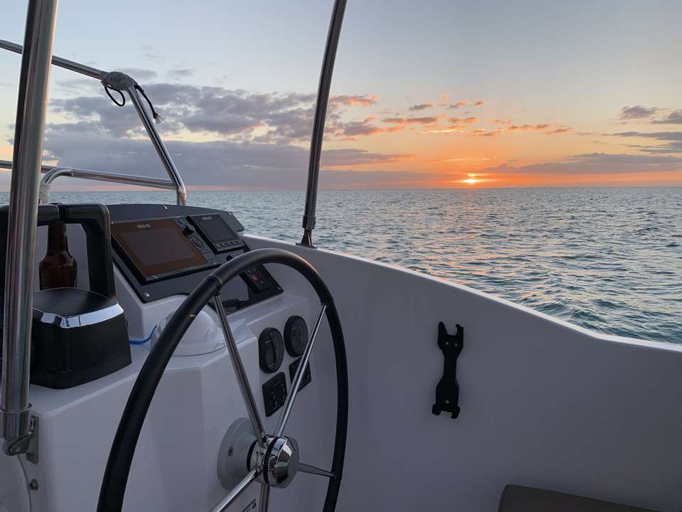 Admire the sun against the beautiful blue sea