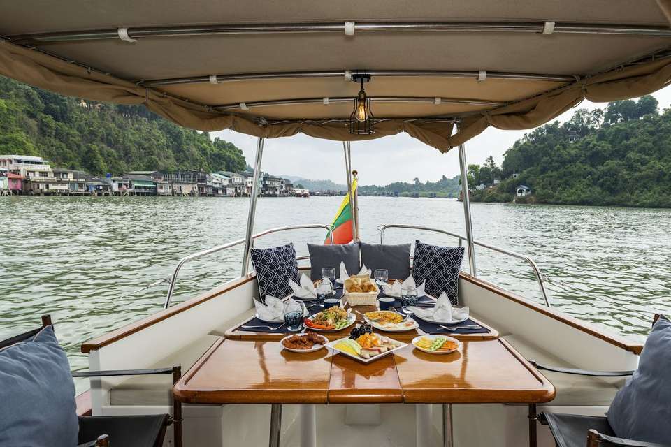 Beginnen Sie den Tag mit einem köstlichen Frühstück mit Meerblick.