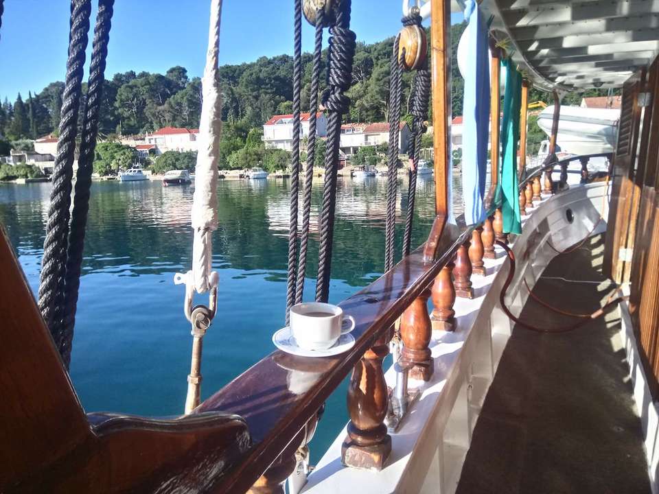 Laissez-vous charmer par cette goélette en bois