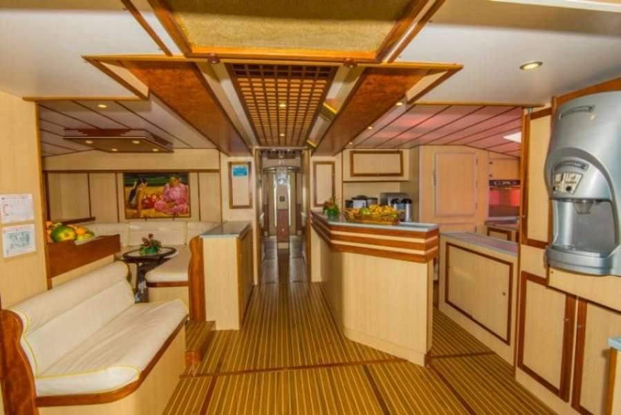 Un intérieur équipé avec une salle à manger