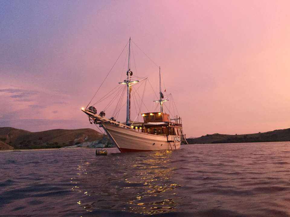 Mouillage et coucher de soleil