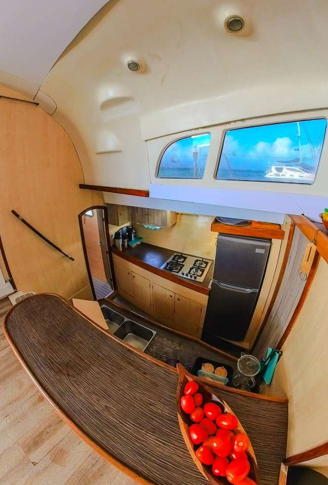 Sail in a magnificent archipelago with a cheerful crew