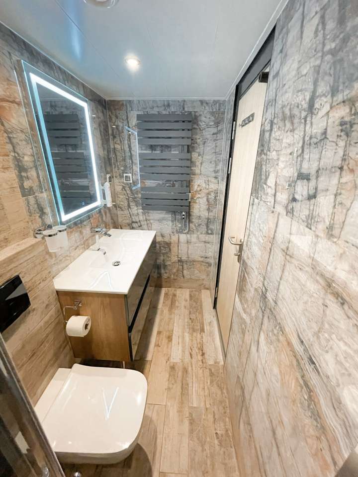 Une salle de bain moderne