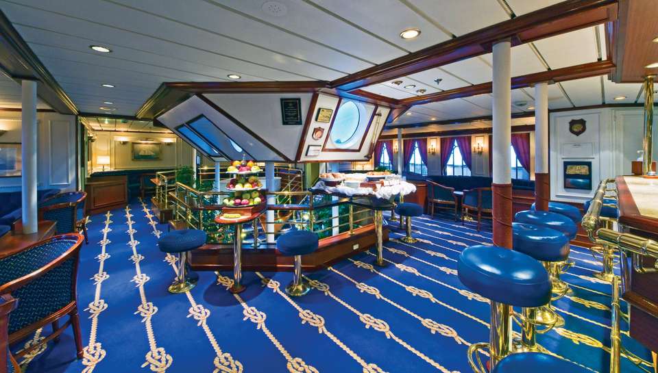 Que diriez-vous de siroter un cocktail dans le salon-bar ?