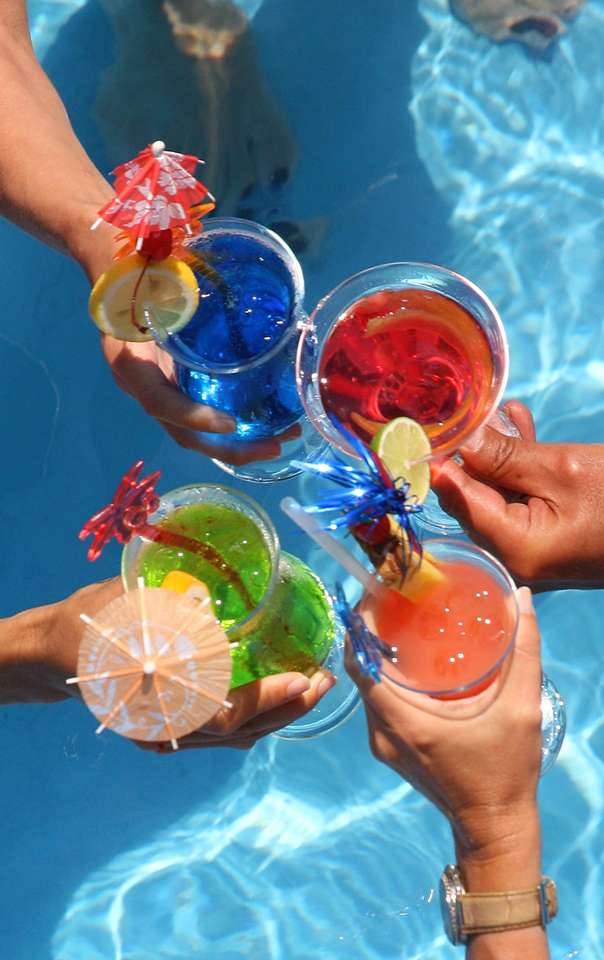 E se gustassimo un cocktail in piscina?