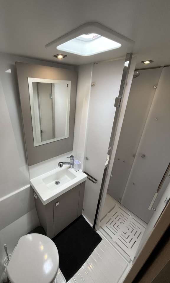 La douche partagée accessible depuis 2 salles de toilettes privatives