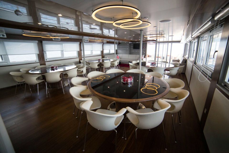 Prenez place dans la salle à manger