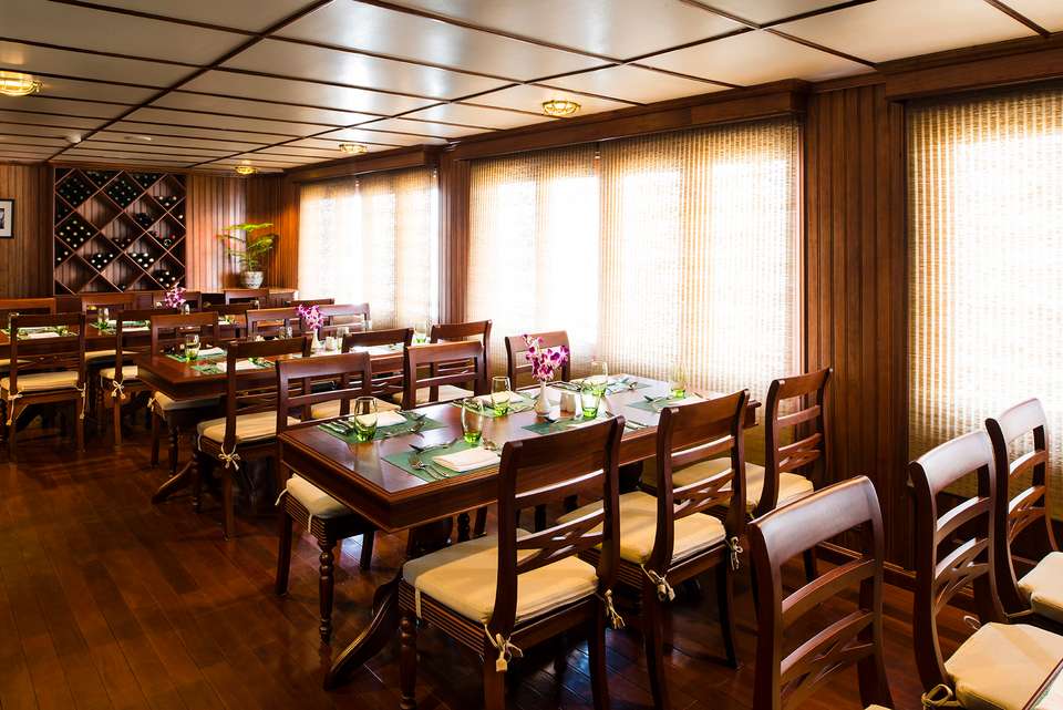 Un cadre raffiné pour savourer chaque repas à bord